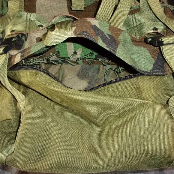 XL WOODLAND BDU RUCKSACK BACKPACK w/SLEEPING COMPLETE w/SHOULDER STRAPS EC 1067
